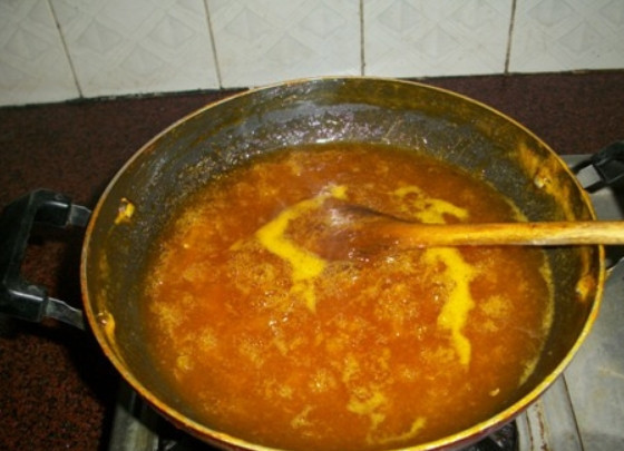 1. Этап. Апельсиновое варенье: 6. Варите содержимое до образования более темного цвета и густой консистенции.