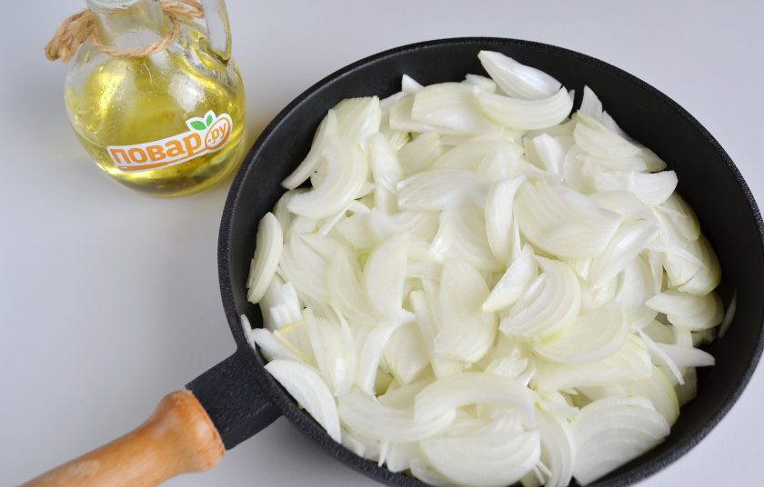 1. Этап. Дрожжевые лепешки с луком: 6. Теперь приготовьте начинку: лук репчатый очистите и вымойте, порежьте тонко полукольцами. Обжарьте на растительном масле до мягкости, посолите, поперчите.