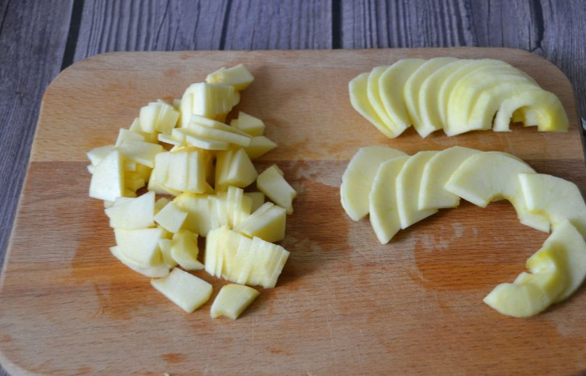 1. Этап. Манник с яблоками на сметане: Яблоки очистите от сердцевинки и от кожуры, одно яблоко нарежьте мелкими тонкими кусочками, а второе нарежьте тонкими ломтиками.