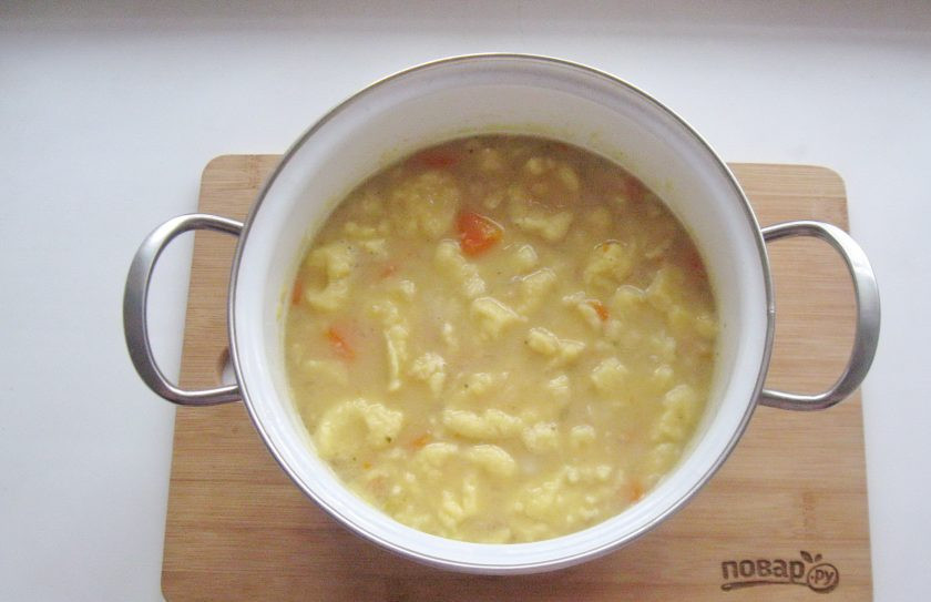 1. Этап. Гороховый суп с клецками: Когда овощи в супе будут готовы, выложите чайной ложкой тесто в кипящий суп. Через несколько минут клецки всплывут и будут готовы.