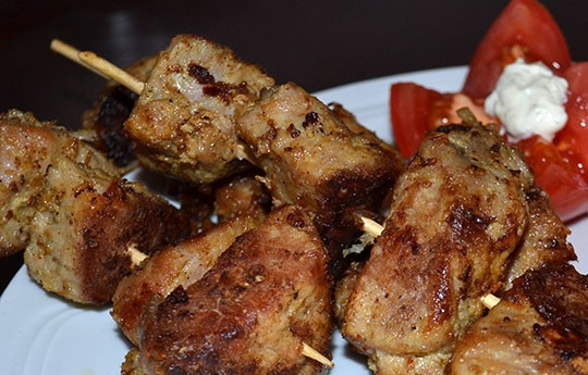 1. Этап. Шашлык из телятины в мультиварке: 6. Когда мясо подрумянится — оно готово! Подавайте его как обычный шашлык, словно он только что с мангала.