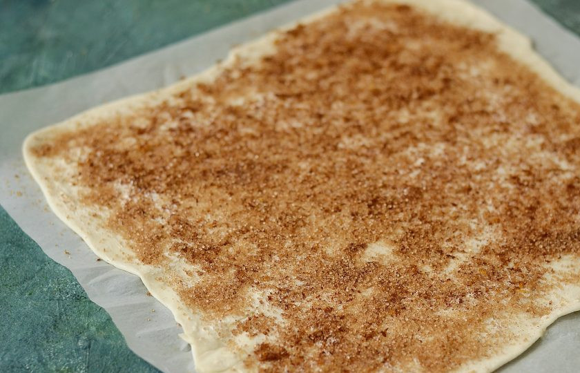 1. Этап. Слоеные булочки с кардамоном и корицей: Посыпьте получившейся смесью тесто.