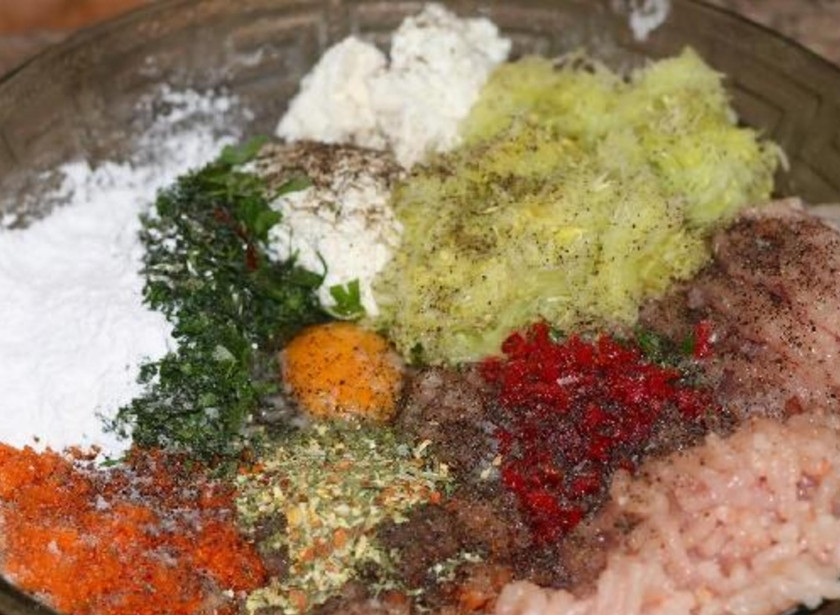 1. Этап. Куриная грудка с овощами и творогом: Грудку пропустите через мясорубку. Это же сделайте с морковью и чесноком. К фаршу добавьте творог, кабачок, перец, соль, перец чили, всю зелень, яйцо, крахмал и приправу.