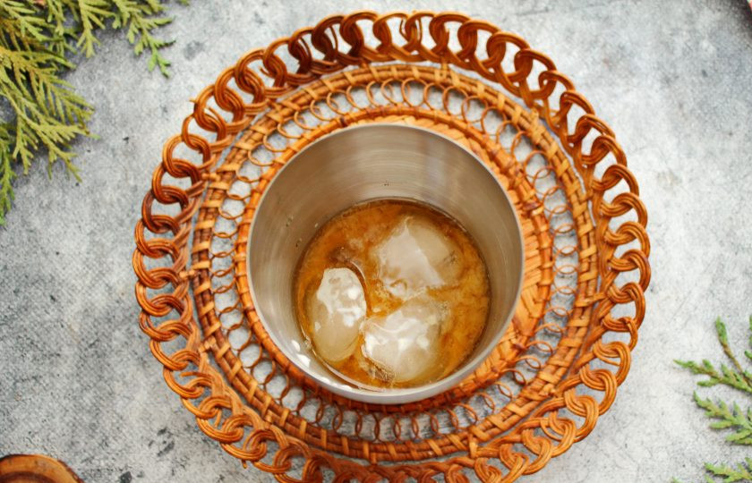 1. Этап. Коктейль Александр: Влейте в шейкер со льдом коньяк, шоколадный ликер и сливки. Шейкер закройте и встряхните несколько раз. Перелейте коктейль в охлажденный бокал, посыпьте щепоткой мускатного ореха и сразу подавайте.