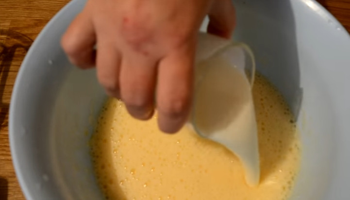 1. Этап. Пирог-перевертыш с мясом и грибами: 3. Для теста: в миске взбиваем яйца с солью и сахаром, после этого вливаем 50 грамм растительного масла, кефир и добавляем соду, перемешиваем после добавления каждого ингредиента.