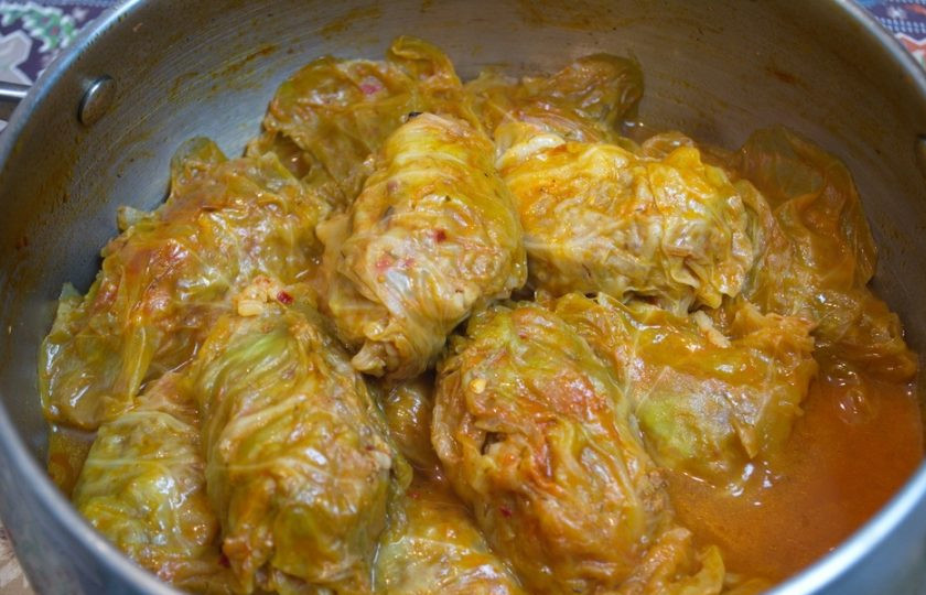 1. Этап. Голубцы с рисом: Залейте голубцы кипятком так, чтоб уровень воды доходил до середины уровня голубцов. У меня это составило 1 литр воды. Добавьте томатную пасту. Немного соли и перца. Тушите голубцы на медленном огне около 30-40 минут.