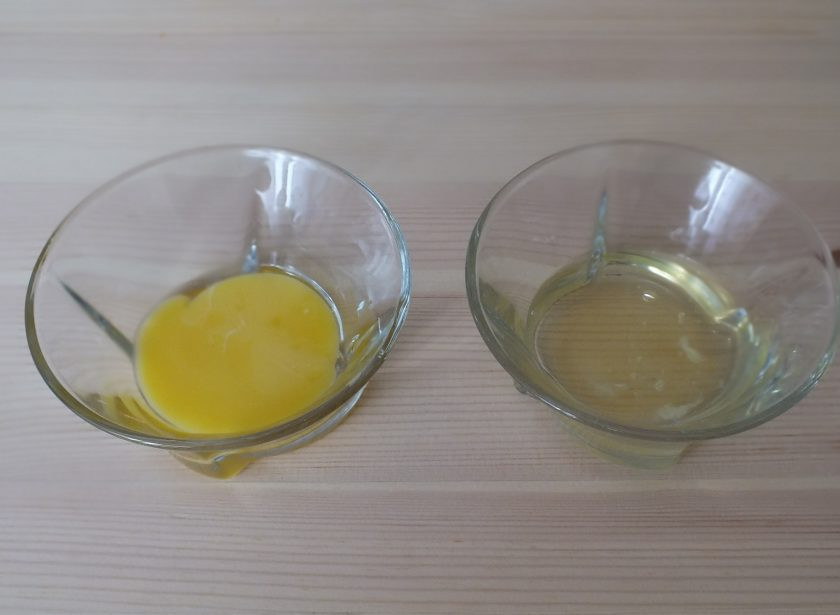 1. Этап. Песочники: Разделите яйцо на белок и желток.