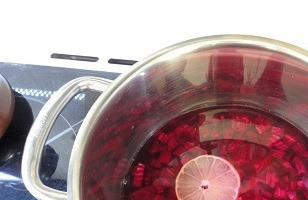 1. Этап. Летний холодный свекольник: Залить холодной водой (5 стаканов), добавить лимонный сок (можно и кусочек лимона, чтобы сохранился цвет бульона и свеклы), закрыть плотно крышкой и варить при слабом кипении 30–40 минут.