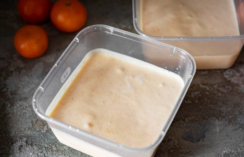 1. Этап. Мандариновое мороженое: Однородную сливочно-мандариновую смесь выложите в удобный для замораживания пластиковый контейнер, закройте крышкой и поместите в морозильную камеру минимум на 4 часа. Несколько раз через промежутки времени в 40 минут пробивайте будущее мороженое погружным блендером.