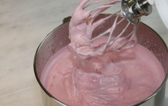 1. Этап. Ягодный мусс с белком: 7. Добавить ягодный сироп и еще раз взбить. Вот такой простой рецепт ягодного мусса с белком. Перед подачей можно украсить свежей мятой и ягодами.