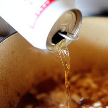 1. Этап. Тушеная говядина с пивом и паприкой: Влейте банку пива.