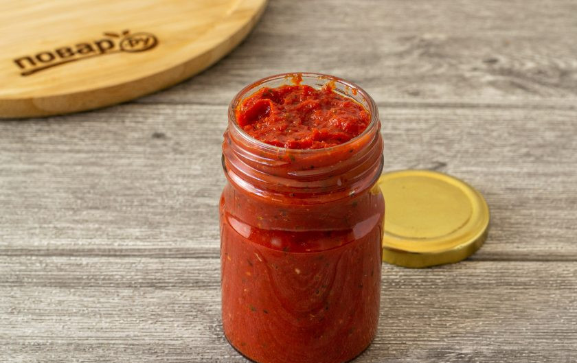 1. Этап. Соус для пиццы на зиму: Разложите горячий соус по чистым стерилизованным баночкам. Сразу закупорьте их. После остывания уберите в прохладное место на хранение.