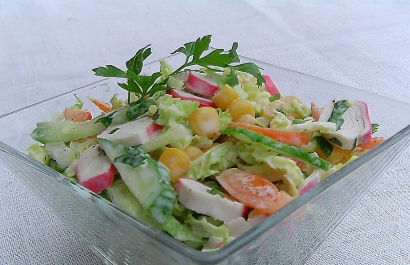 1. Этап. Салат из пекинской капусты и крабовых палочек: Салат перемешайте. Приятного аппетита!