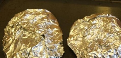 1. Этап. Стейк зубатки: 5. Аккуратно сверните фольгу конвертиком и выложите в жаропрочную форму. Отправьте в разогретую до 200 градусов духовку минут на 20.