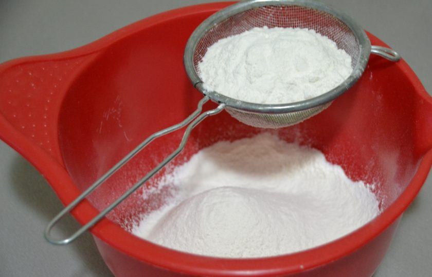 1. Этап. Греческая пита: В миску для замешивания теста просейте муку.