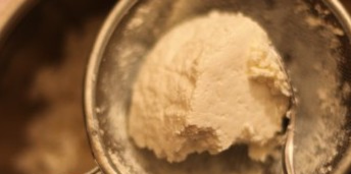 1. Этап. Пасха со сливками без яиц: Творог протрите через мелкое сито, чтобы он рассыпался и был воздушным. Потом добавьте сливки и просеянную пудру.