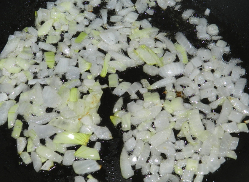 1. Этап. Шаурма из лаваша с курицей: 1. Очистить луковицу и нарезать небольшими кубиками. На сковороде разогреть масло (можно взять растительное или сливочное) и отправить туда лук. Обжарить его до прозрачности.