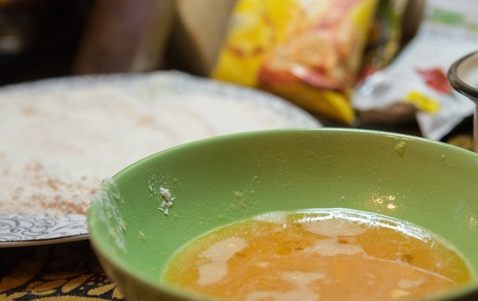 1. Этап. Отбивные в яйце и муке: 3. Яйцо вбить в небольшую мисочку и взбить вилкой со щепоткой соли. Муку просеять и высыпать на тарелку. Рецепт приготовления отбивных в яйце и муке можно дополнить специями или сушеной зеленью.