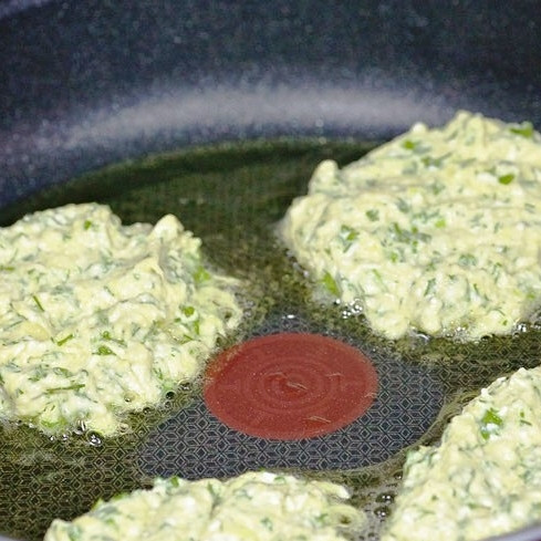 1. Этап. Кабачковые оладьи с козьим сыром: Нагреваем в сковороде большое количество масла. Выкладываем примерно по столовой ложке начинки в масло, обжариваем до золотистого цвета с одной стороны.