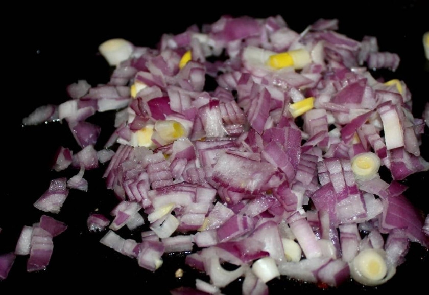 1. Этап. Салат с блинами и кукурузой: Лук почистить и измельчить ножом.