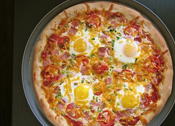 1. Этап. Пицца к завтраку: 7. Поставьте форму с пиццей в заранее разогретую до 230 градусов духовку и готовьте в течение 15 минут, пока корочка не станет золотисто-коричневого цвета.