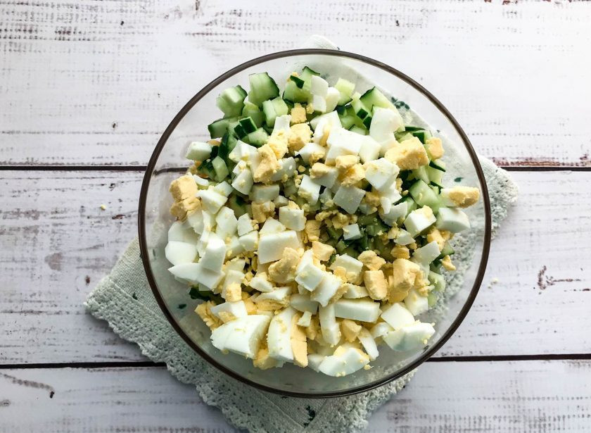 1. Этап. Салат Виктория с крабовыми палочками: Вареные яйца очистите от скорлупы и нарежьте небольшими кусочками.