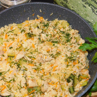 Мясная сковорода с рисом и кабачками