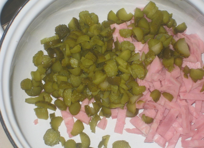 1. Этап. Салат грибной с ветчиной: Огурчики мелко нарежьте и добавьте к ветчине.