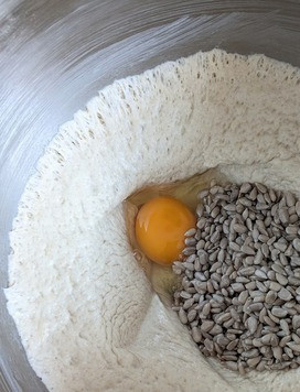 1. Этап. Морковные булочки Гулеродсбруд: В подошедшем тесте сделать небольшое углубление, в него положить яйцо и семечки.