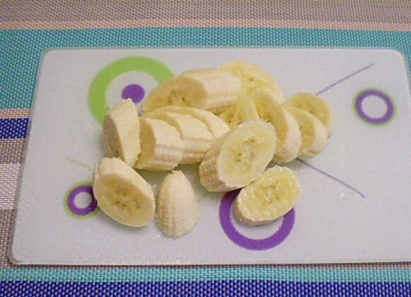 1. Этап. Банановый смузи: 2. Очистить и нарезать банан на кусочки.