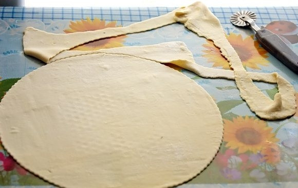 1. Этап. Торт из готового слоеного теста: 2. Придайте тесту нужную форму. В данном случае тортик будет круглым.