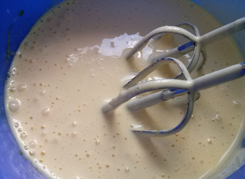 1. Этап. Птичье молоко (торт): Для бисквита взбейте 4 яйца с сахаром до белой густой массы в течение 5-7 минут.