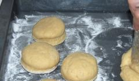 1. Этап. Сконы со сливочным кремом: Тесто раскатать в лепешки толщиной, примерно, в 2,5-3 см. При помощи бокала вырезать сконы диаметром в 6-7 см.