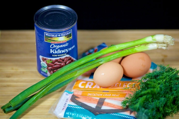 1. Этап. Крабовый салат с красной фасолью: 1. Подготовьте продукты.