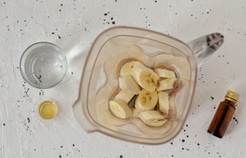 1. Этап. Банановое молоко: Переложите все ингредиенты в чашу блендера.