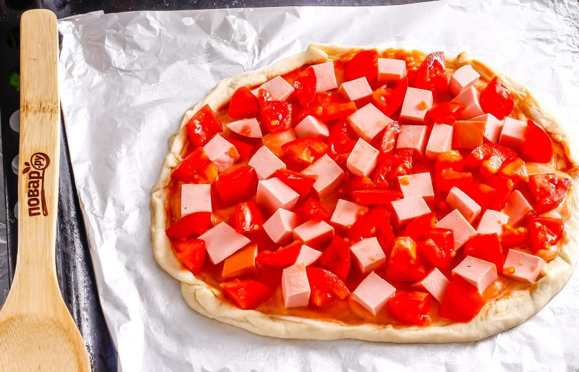 1. Этап. Пицца Мужская: Между ними выложите нарезку помидоров. Желательно использовать не сочные томаты.