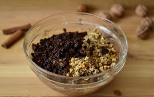 1. Этап. Коврижка с орехами: 7. Также можете добавить изюм, он лишним точно не будет. Выложите все в тесто и еще раз перемешайте.