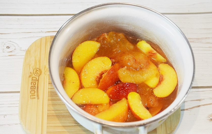 1. Этап. Варенье из нектаринов и слив с ванилью: 3. На небольшом огне доведите варенье до кипения и варите до полного растворения сахара. Снимите с огня и оставьте на 12 часов. Пюрируйте фрукты с помощью блендера до однородного состояния и разложите по стерилизованным банкам.