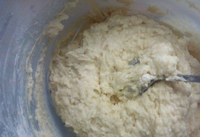 1. Этап. Печенье из белков: Теперь нужно взбить белки с сахаром венчиком или миксером. Не нужно стараться получить плотную пену, просто сделайте воздушную массу. Добавьте мёд, кокосовую стружку и муку, хорошо перемешайте. Отправьте тесто в холодильник на 15 минут.