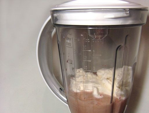 1. Этап. Молочный коктейль с сиропом: 4. Банан с сиропом взбить до однородности. Еще один секретный ингредиент этого коктейля - мороженое. Его можно и не добавлять, однако сливочный вкус идеально вписывается в такой коктейль. Мороженое выложить в чашу.