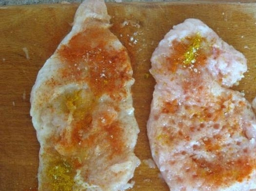 1. Этап. Отбивные с ананасом: 2. Каждую отбивную натираем солью, перцем и любыми специями по вашему вкусу. Каждый кусочек обжариваем на раскаленной сковороде с добавлением подсолнечного масла. Жарим по 1 минуте с каждой стороны.