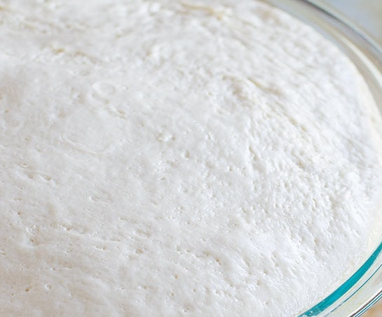 1. Этап. Тесто для пиццы с сухими дрожжами: 5. Накройте миску пленкой или полотенцем, оставьте на 1-2 часа, чтобы тесто поднялось.