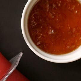 1. Этап. Чизбургер с луковым джемом: 1. В большой сковороде разогреть оливковое масло на среднем огне. Добавить мелко нарезанный красный лук и соль. Жарить, часто помешивая, в течение 5 минут, пока лук не станет золотистым по краям. Уменьшить огонь до медленного и добавить коричневый сахар, бальзамический уксус и нарезанный тимьян. Накрыть крышкой и жарить 10 минут, пока лук не станет мягким и большая часть жидкости не впитается.