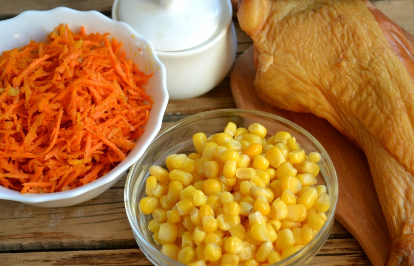 1. Этап. Салат с корейской морковкой и копченой курицей: Подготовьте все необходимые ингердиенты. Морковь по-корейски можно купить готовую, а можно приготовить самостоятельно. Это очень просто!