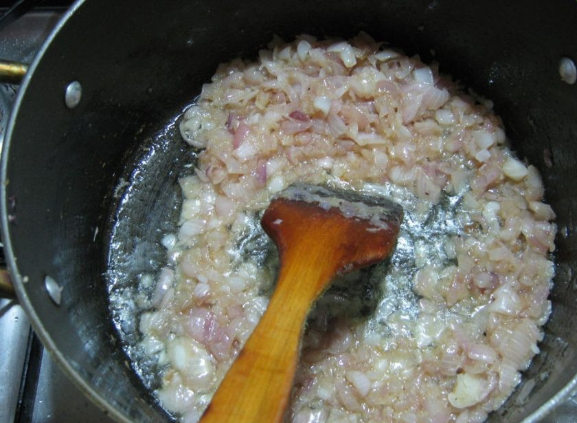 1. Этап. Курица, тушенная в кефире: 2. Очищаю и нарезаю кубиками лук, выкладываю его в кастрюлю и обжариваю 2-3 минуты.