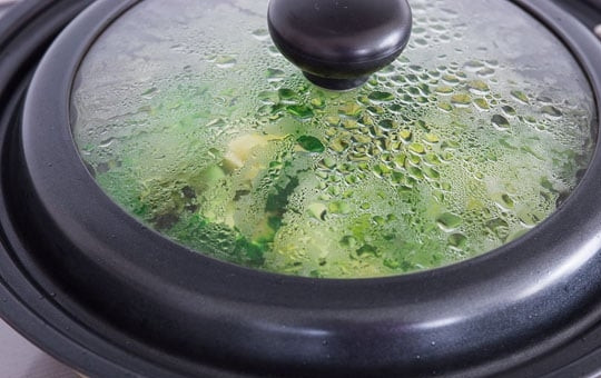 1. Этап. Брокколи и говядина: 4. Верните сковороду на огонь и влейте 2 столовые ложки воды, выложите брокколи и накройте крышкой, готовьте 2 минуты.