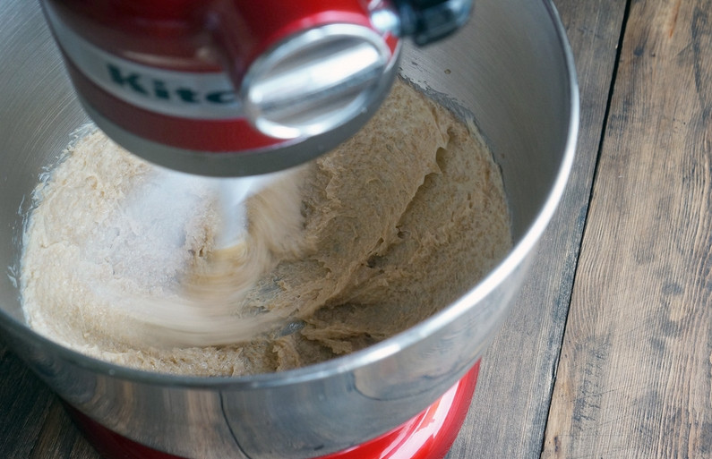 1. Этап. Торт с грушевым кремом: В отдельной емкости взбиваем сахар (125 граммов) и мягкое сливочное масло (125 граммов). Масса должна приобрести светлый оттенок.