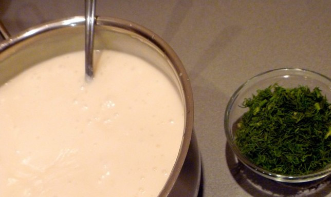 1. Этап. Каннеллони с рикоттой: Когда соус загустеет, добавляем в него измельченный укроп, перемешиваем и снимаем с огня.