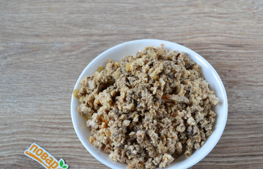 1. Этап. Блинный пирог с курицей и грибами: Пропустите массу через мясорубку или измельчите в кухонном комбайне. Должна получиться масса, напоминающая паштет.