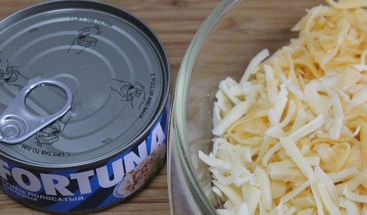 1. Этап. Сырный рулет с тунцом: Натереть сыр. Выложить в посуду для свч, накрыть и растопить в свч